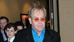 «Ничего не мог видеть»: Элтон Джон рассказал о проблемах со зрением