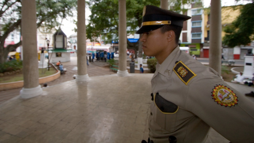 Девушка симулировала беременность, похоронила куклу в Панаме