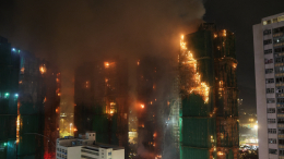 Десятки людей заперты в огне: в Гонконге горят семь жилых небоскребов