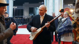 Путин сыграл на национальном инструменте в ходе госвизита в Киргизию