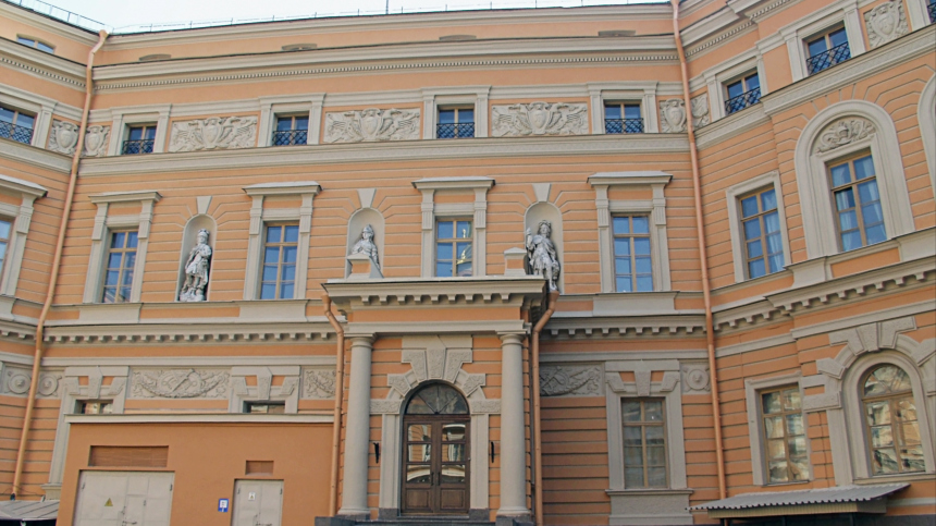 В Михайловском замке пенсионерки устроили коронацию