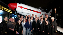 «За него не держись»: звезды на красной дорожке военной комедии «Есть только МиГ»