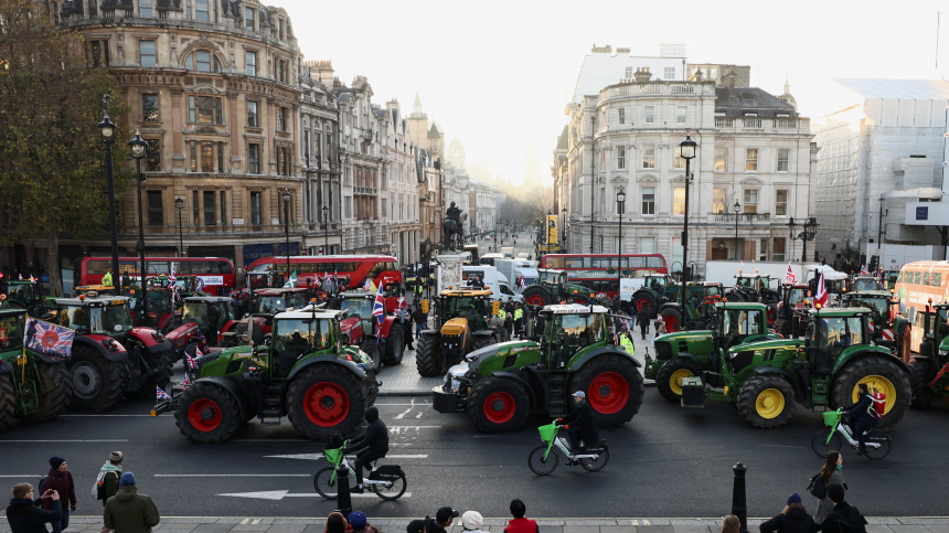 Улицы нескольких столиц в Европе охватили акции протеста