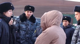 Женщина с ребенком шесть часов не отдавала машину судебным приставам