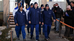 «И снится нам»: космонавтов проводили на запуск «Союза МС-28» под пение фанатов