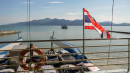 В Таиланде паром столкнулся с огромной волной