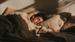 Мягко стелет, да жестко спать: как часто надо менять подушки и одеяла