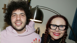 Мать Бенни Бланко забаррикадировалась в ванной во время ограбления ее дома