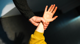 Делал это во сне: мужчина 10 лет насиловал жену и оправдывался сексомнией