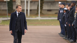Макрон объявил о введении добровольной военной службы во Франции