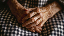 Поиск заботы или расчет? В Китае женщина ищет временную дочь за зарплату и жилье