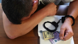 «Расшатает во все стороны»: Песков о коррупционном скандале на Украине