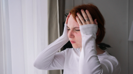 Голова ни при чем: врач-невролог назвал скрытую причину мигрени