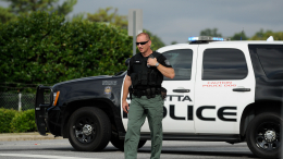 В США обнимавшего убитых родителей ребенка нашли на месте преступления