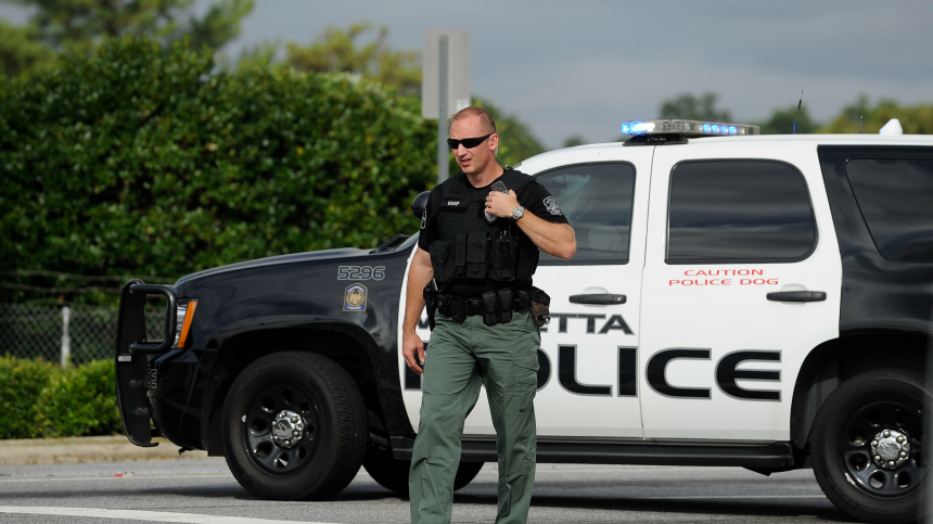 Ребенок обнимал убитых соседом родителей в США