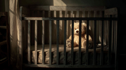 Мать задушила троих детей и пела колыбельные, чтобы заглушить их крики