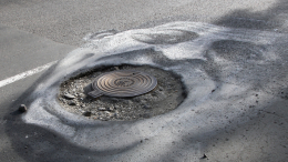 Прилетел в лобовое стекло: чугунный люк едва не убил женщину и ее детей