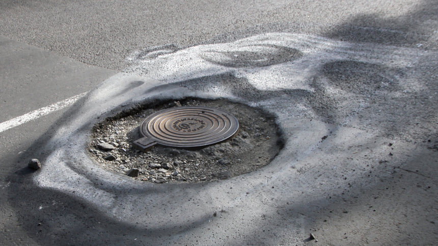 Прилетел в лобовое стекло: чугунный люк едва не убил женщину и ее детей