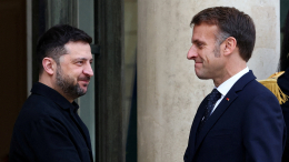 Объятия без удовольствия: Макрон держит Зеленского на расстоянии стола