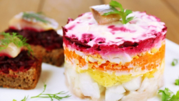 Селедка под шубой стала самым выгодным новогодним салатом