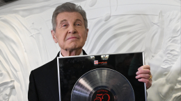 Льву Лещенко вручили платиновый диск за песню «День Победы»