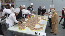 Лошадь под шубой: в Москве приготовили новогодний салат весом в 350 килограммов