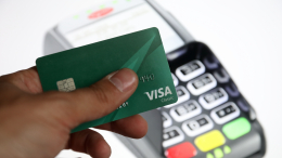 Британская платежная компания заблокирует карты российских клиентов без документов ЕС 