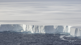 «Роскосмос» показал фото расколовшегося крупнейшего в мире айсберга А23а