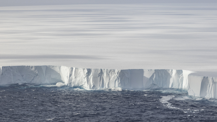«Роскосмос» показал фото расколовшегося крупнейшего в мире айсберга А23а