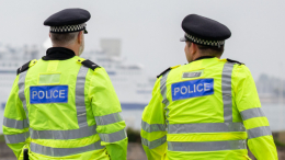 Женщина занялась сексом у входа в торговый центр на глазах у прохожих