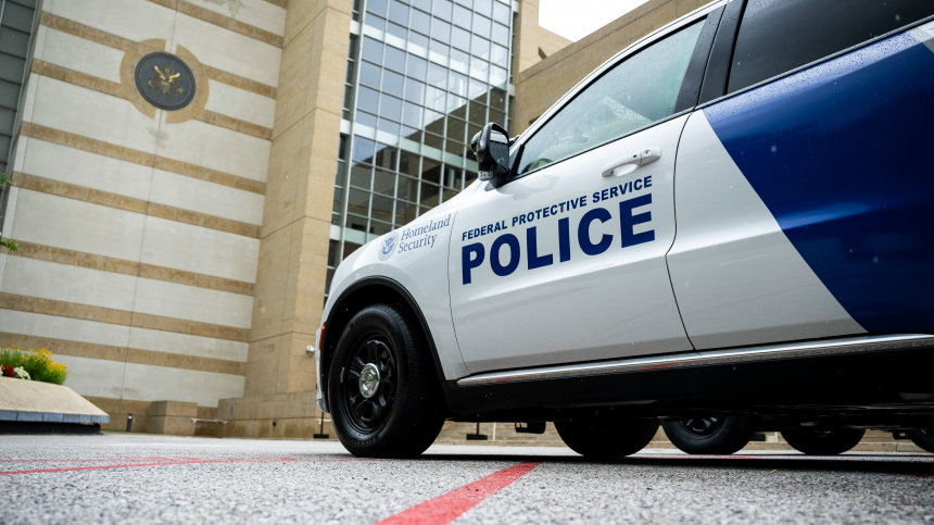 Мэр американского города потребовал убрать с дороги радужный* пешеходный переход