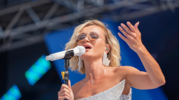 Полина Гагарина 40 минут развлекала зрителей, спасая свой концерт от срыва