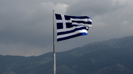 Греческие фермеры вылили 320 литров молока и разбросали кукурузу в знак протеста