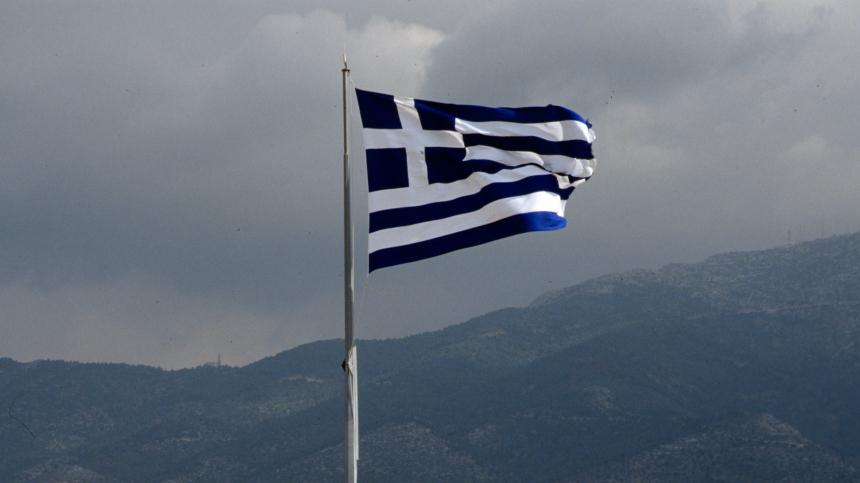 Греческие фермеры вылили 320 литров молока и разбросали кукурузу в знак протеста