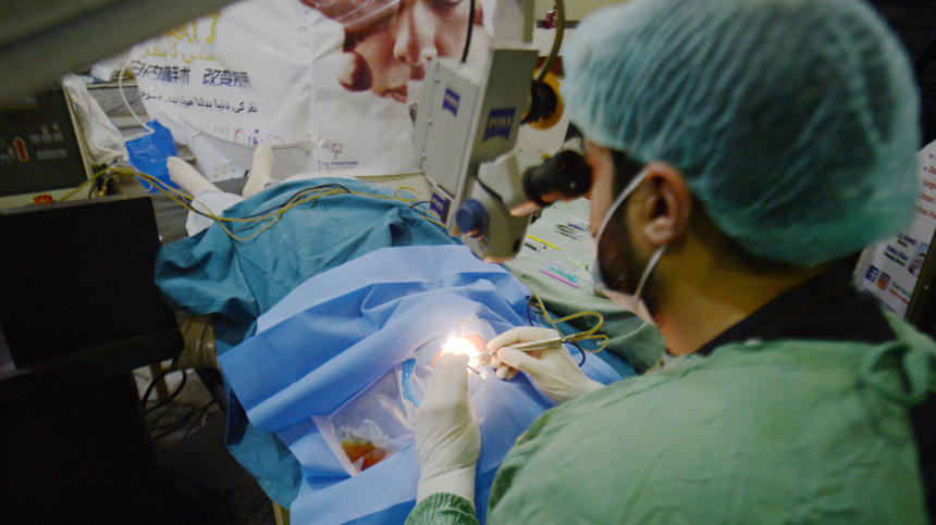 Врачи извлекли из глаза девушки 11-сантиметрового паразита