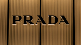 Модный дом Prada завершил покупку бренда Versace