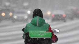 Напал, плюнул, разбил зеркало: чем еще отметился курьер-агрессор из Новосибирска