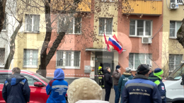 МЧС эвакуирует жильцов дома в Москве после отравления мужчины ядом от тараканов