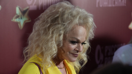 «Присмотрим за ними»: Долина заявила о слежке за семьей и угрозах от мошенников