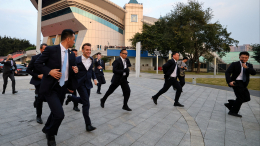 В толпу студентов: Макрон сбежал от службы безопасности КНР