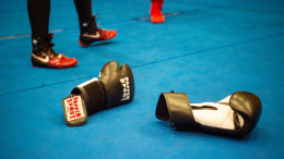 Боец ММА устроил спарринг с памятником ветеранам МЧС в Москве