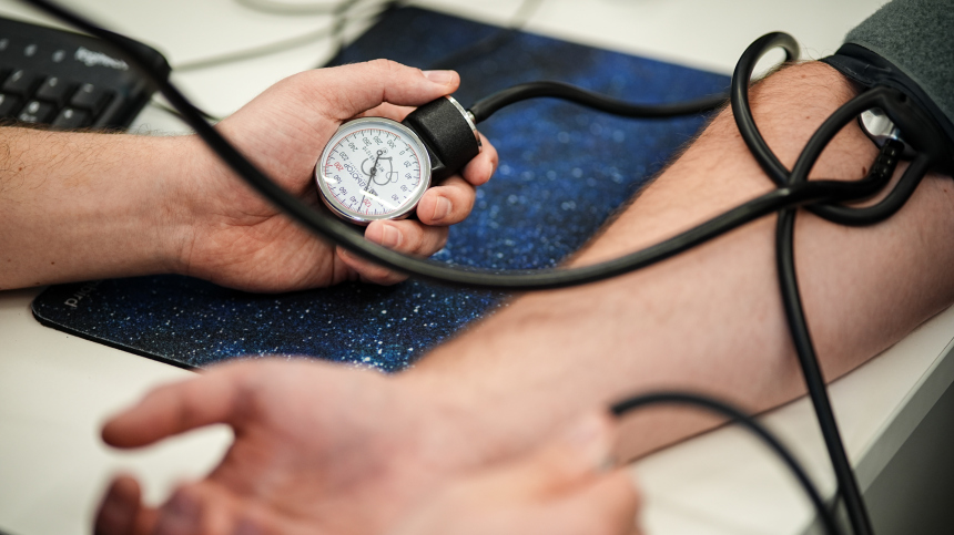 «Адаптивный ответ»: эксперт раскрыл опасность регулярно высокого давления