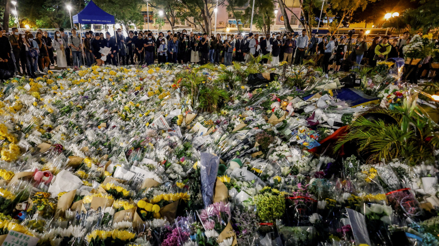 Как жители Гонконга скорбят у сгоревшего комплекса