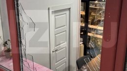 Битые стекла и роза: голый мужчина разгромил цветочный магазин в Казани