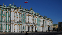 Эрмитаж добился демонтажа строительного городка после ограбления Лувра