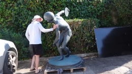 «Древняя» шутка: в Греции художник решил запутать археологов будущего