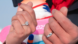 Китаянка вышла замуж за спасателя, который вытащил ее из-под завалов в 10 лет