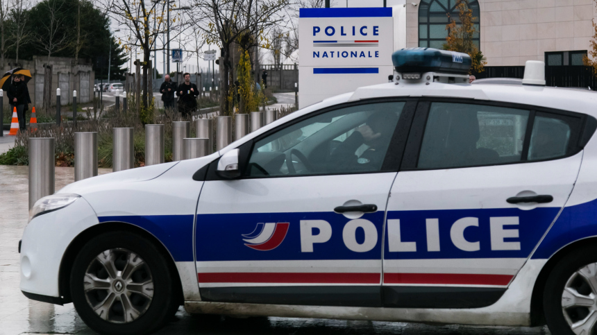 Во Франции женщина, 4 детей и 2 собаки найдены закопанными