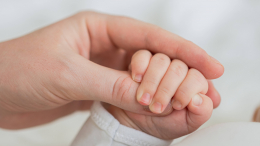 У пары китайцев родилась девочка со светлыми волосами и голубыми глазами