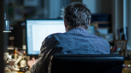 «Спина постепенно слабеет»: россиянам рассказали, как избавиться от сутулости